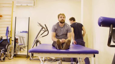 Egzersizleri arasında masadaki oturan adam genç devre dışı bırakma