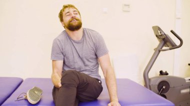 Ayakkabı üzerinde koyarak ve gülümseyen bir adam devre dışı bırakma