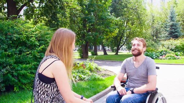 若い公園に座っている彼の妻と男を無効にします。 — ストック写真