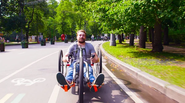 Щасливий молодий інвалідний чоловік їде на велосипеді — стокове фото