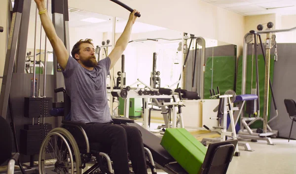 Hombre discapacitado en silla de ruedas haciendo ejercicios de mano —  Fotos de Stock