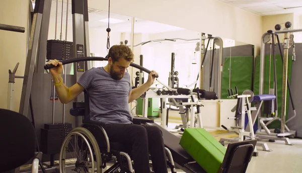 Gehandicapte man in rolstoel beoefening van de hand — Stockfoto