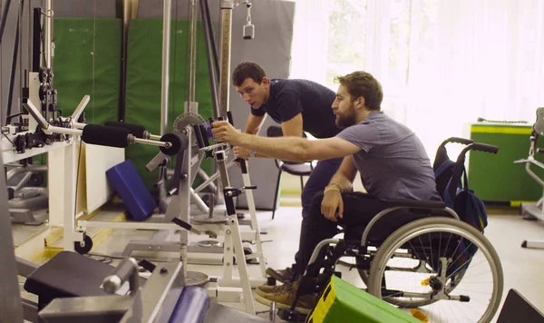 残疾人在轮椅上做手工练习 — 图库照片