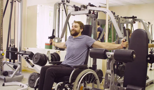 Hombre discapacitado en silla de ruedas haciendo ejercicios de mano —  Fotos de Stock