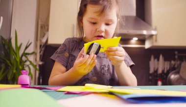 Küçük kız kesme kuşlar sarı kağıt