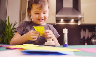 Küçük kız kesme kuşlar sarı kağıt