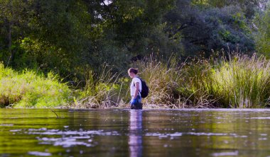Orman nehir suda yürüme kadın ekolojist yüksek kauçuk bot