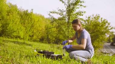 Kadın ekolojist toprak örnekleri alma