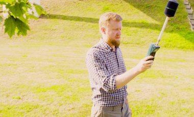 Ekolojist karayolu yakınındaki elektromanyetik radyasyon seviyesi ölçümü