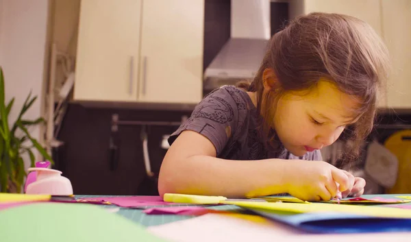 Scrapbooking. Meisje is verlijmen gekleurd papier — Stockfoto