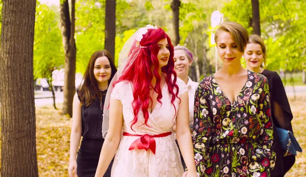 Lesbická svatba. Nevěsta a ženich jsou procházky v parku — Stock fotografie