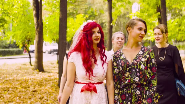 Mariage lesbien. Les mariés marchent dans le parc — Photo