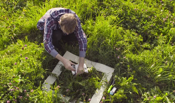 L'ecologo scienziato sta esplorando le piante — Foto Stock