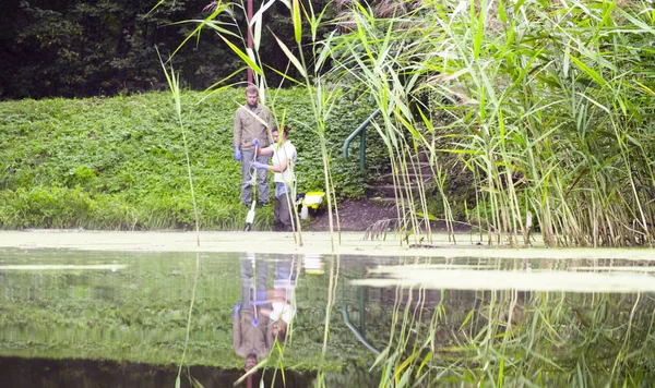 Zwei Ökologen bekommen Wasserproben im Stadtpark — Stockfoto