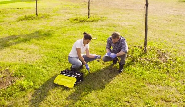 Toprak otoyol yakınında iki ekolojist Başlarken örnekleri