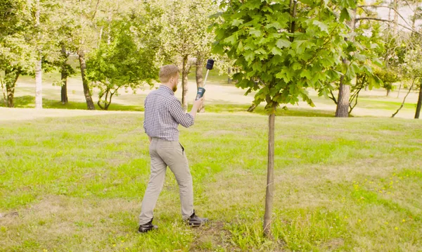 Ekolog, měření hladiny elektromagnetického záření v blízkosti dálnice — Stock fotografie