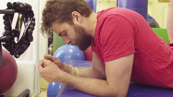 Gesicht eines behinderten Mannes während einer Rehabilitationstherapie — Stockfoto