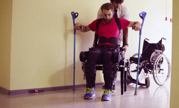 Joven hombre incapacitado en el exoesqueleto robótico —  Fotos de Stock