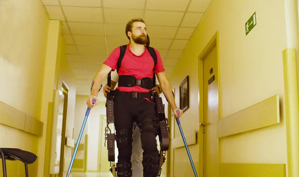 Genç adam robot exoskeleton devre dışı