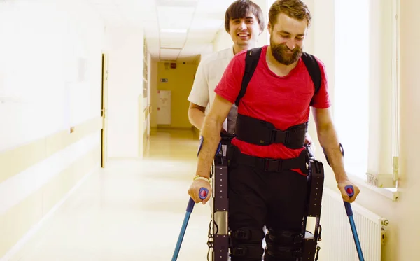 Joven hombre incapacitado en el exoesqueleto robótico —  Fotos de Stock