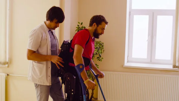 Jeune homme handicapé dans l'exosquelette robotique — Photo