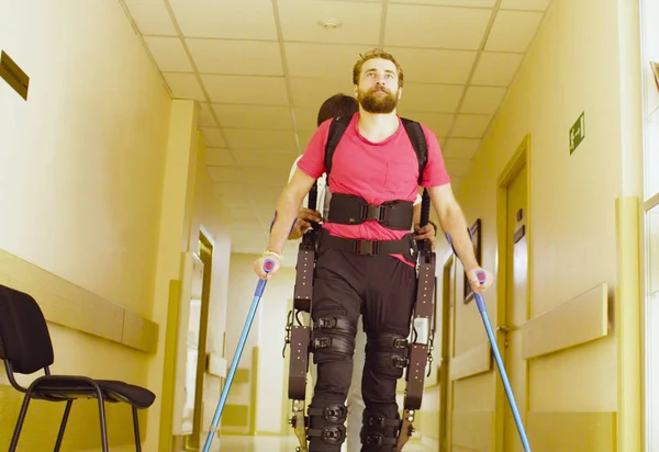 Genç adam robot exoskeleton devre dışı