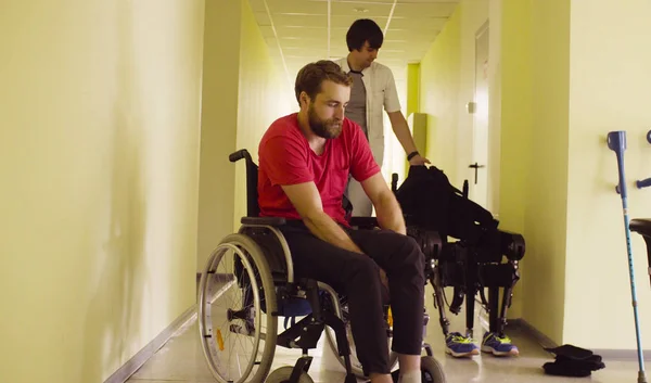 Zakázat muž sedící na vozíku v rehabilitační klinice — Stock fotografie