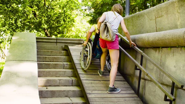 Joven hombre incapacitado con su esposa en un paseo por el parque —  Fotos de Stock