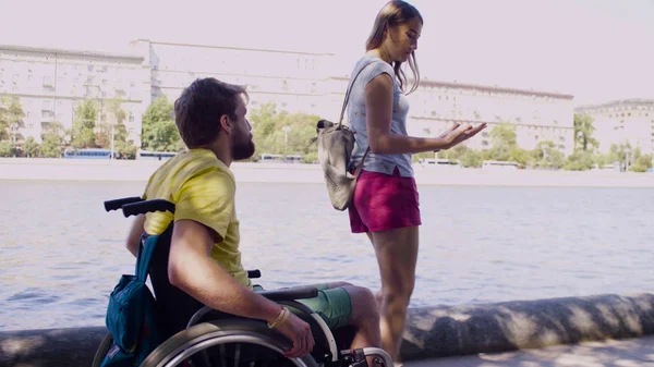 Jonge uitschakelen man op een wandeling in de buurt van de rivier met zijn vrouw — Stockfoto