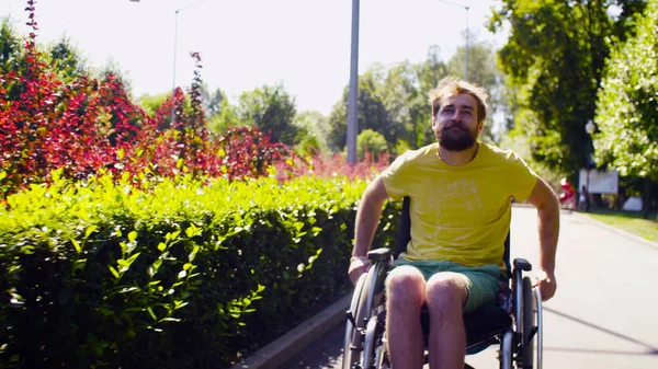 Young uitschakelen man in rolstoel in het park — Stockfoto