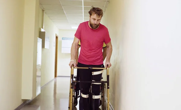 Gezicht van gehandicapte man in orthese wandelen met een wandelende frame — Stockfoto
