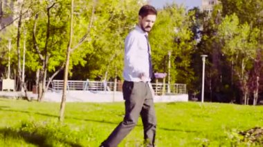 Müfettiş bir parkta bitkiler inince