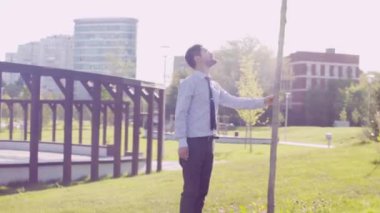 Müfettiş bir parkta bitkiler inince