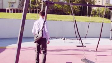Müfettiş parkta salıncak kontrol