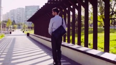 İşadamı bir tekme scooter sürme