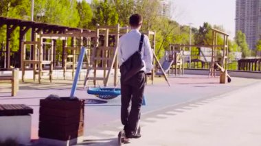 Kick scooter'a binen resmi adam