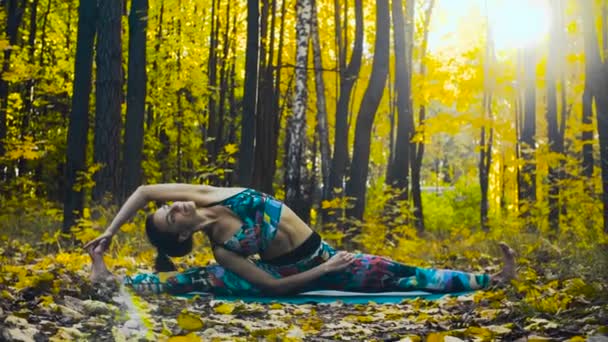 Jovem mulher bonita fazendo exercícios coreográficos no tapete — Vídeo de Stock