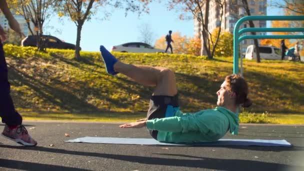 Junger flexibler Mann macht Choreographie-Übungen auf dem Sportplatz. — Stockvideo