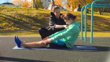 Esnek delikanlı omurga üzerinde spor alanı için egzersizleri yapıyor.