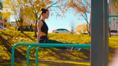 Kadın profesyonel dansçı koreografik egzersizleri paralel bar üzerinde performans