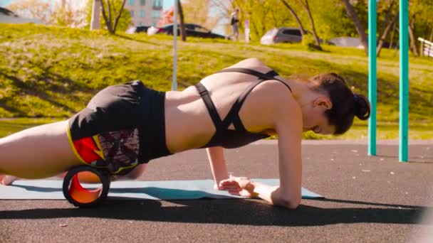 Mujer haciendo auto masaje de las piernas con un rollo — Vídeos de Stock