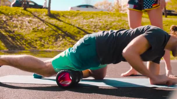 Man doet zelf massage van de benen met een rolletje — Stockvideo