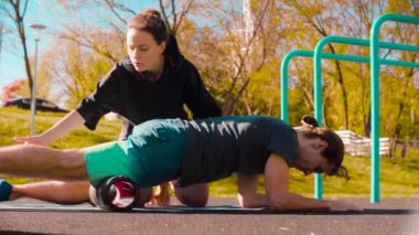 Ayakları ve bir rulo ile kendi kendine masaj yapan erkek