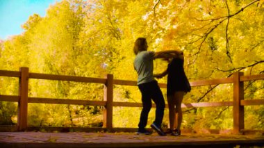 Köprüde dans genç mutlu çift