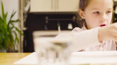 Genç sanatçı tüpler bir palette boya damlama