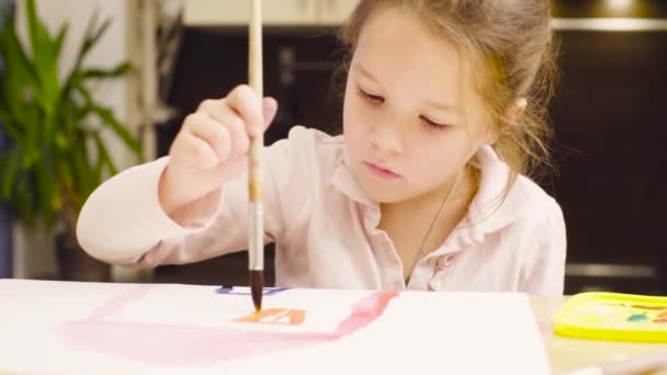 Genç sanatçı suluboya ile kağıt üzerinde boyama — Stok video