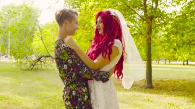 Lezbiyen düğün. Gelin ve damadın birbirlerine sarılma ve söz