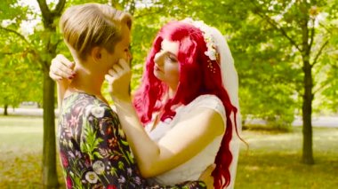 Lezbiyen düğün. Gelin ve damadın birbirlerine sarılma ve söz