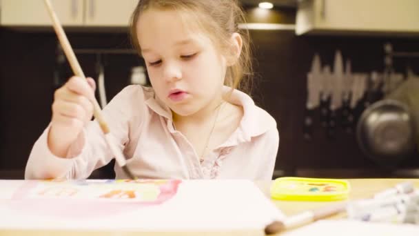 Young artist painting on paper with watercolors — Stock Video