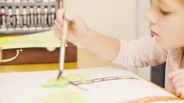 Joven artista pintando sobre papel con acuarelas — Vídeos de Stock